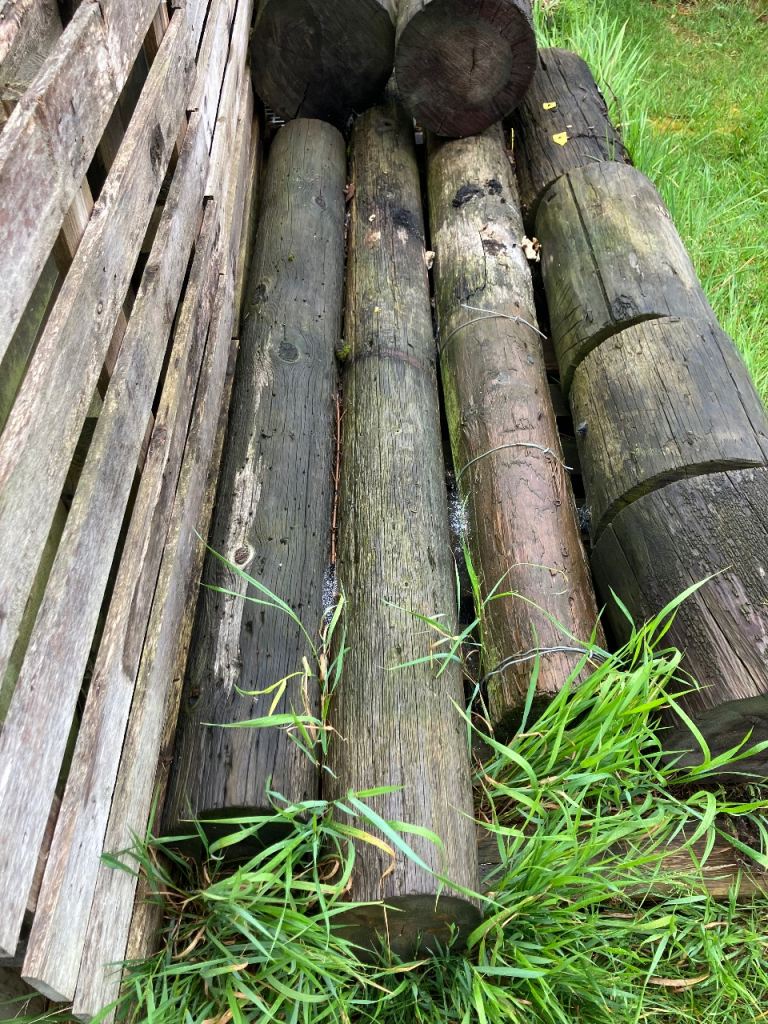 Free telegraph poles and blocks