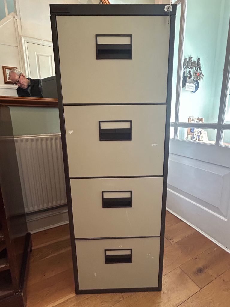 Metal Filing Cabinet with 4 Drawers and Key H52in/132cm W18.5in/47cm D25in/64cm Good condition  J313