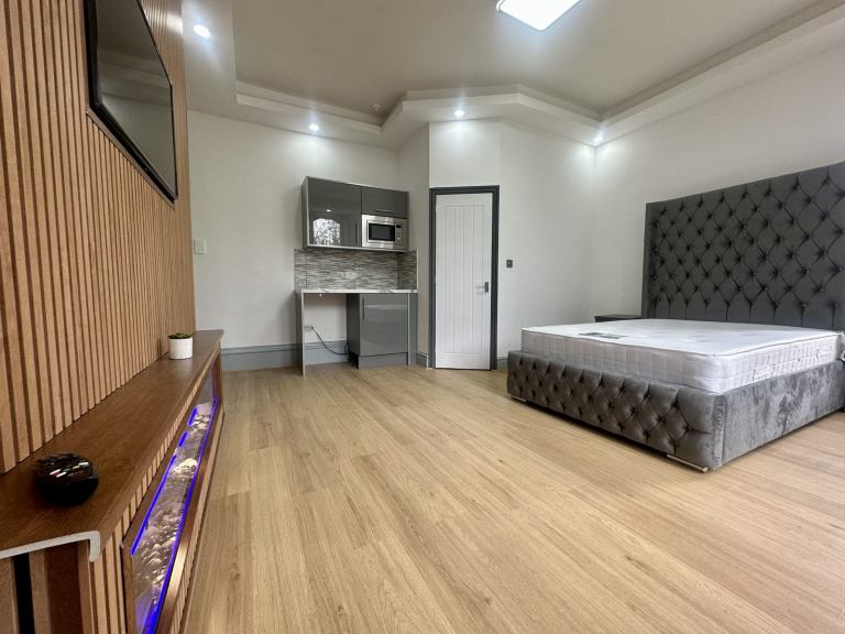 ** ALL BILLS INCLUDED **Double studio, Available to Couples **