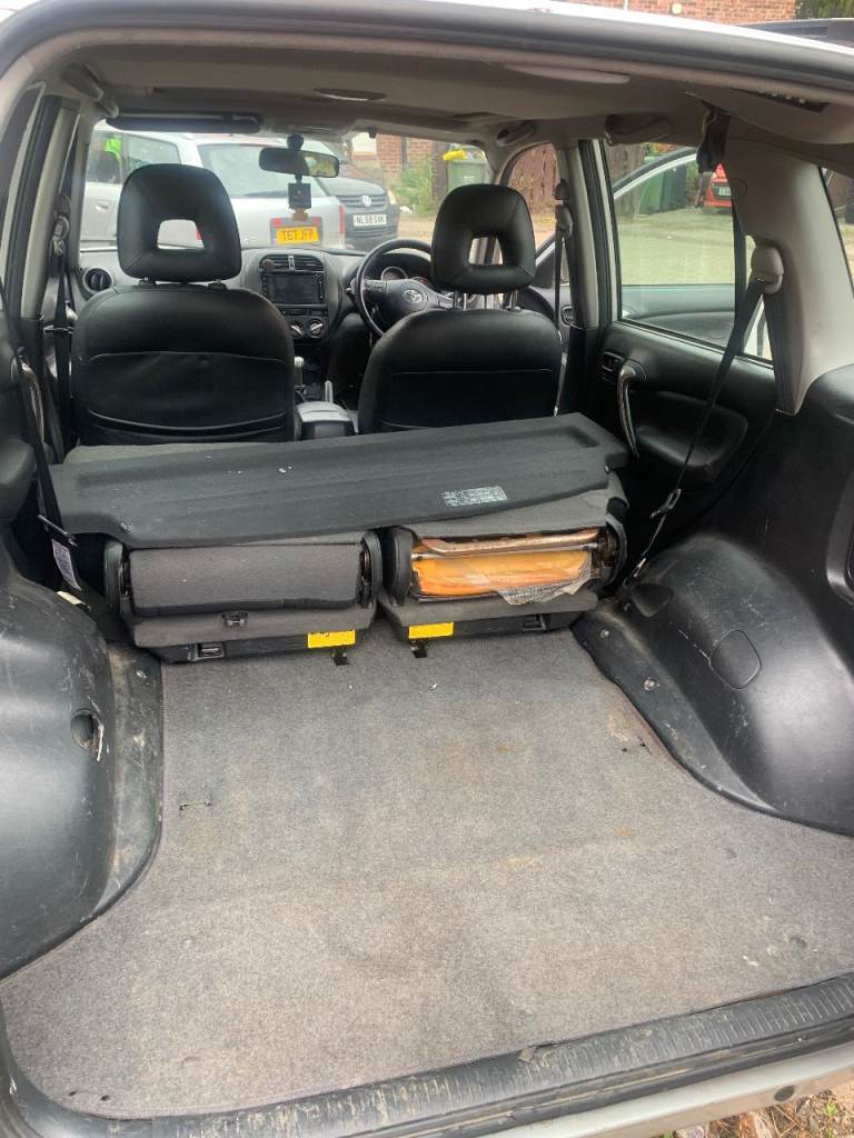 Toyota RAV 4 Estate 20DIESEL  SPARES REPAIR  NEEDS ALTNATOR FITTED £600 NO OFFERS 