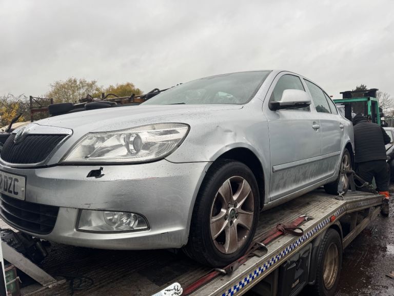 Skoda Octavia 2.0 tdi 2012 white BREAKING FOR PARTS