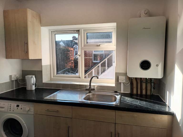 2 bedroom flat is available now in Bournemouth. 