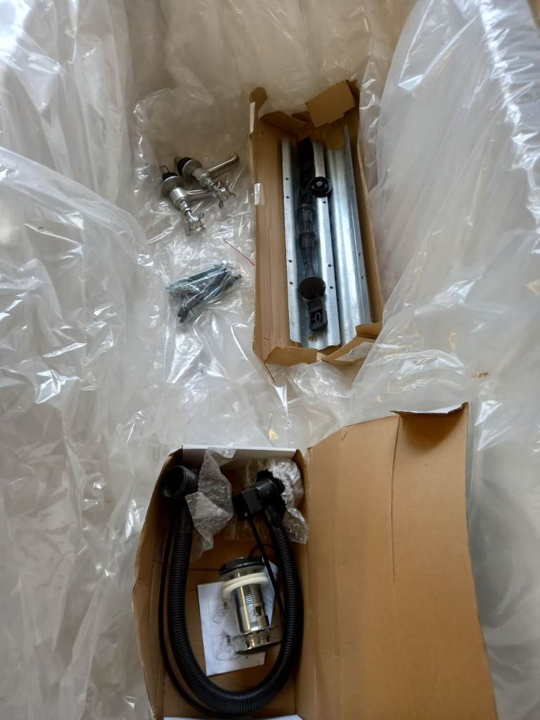 BATH UNUSED STORED IN GARAGE.  AS NEW CONDITION Halcyon Square 1750 x 800