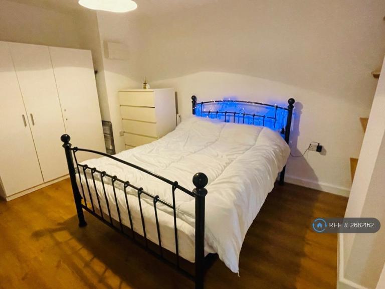 1 bedroom flat in Manchester Road, Huddersfield, HD4 (1 bed) (#2682162)