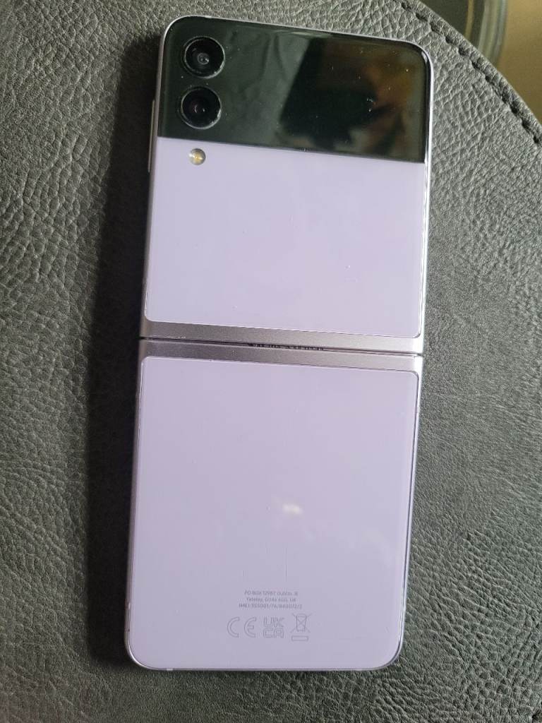 Samsung Galaxy Z Flip in Purple – Good Condition