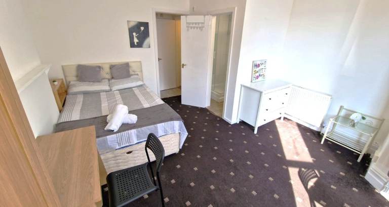 Ensuite double room to let in a basement flat near Bournemouth Train Station.