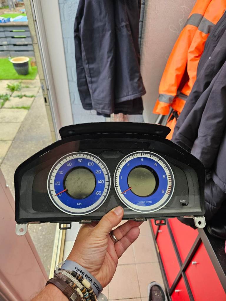 Volvo S60/S80 clock cluster R Design