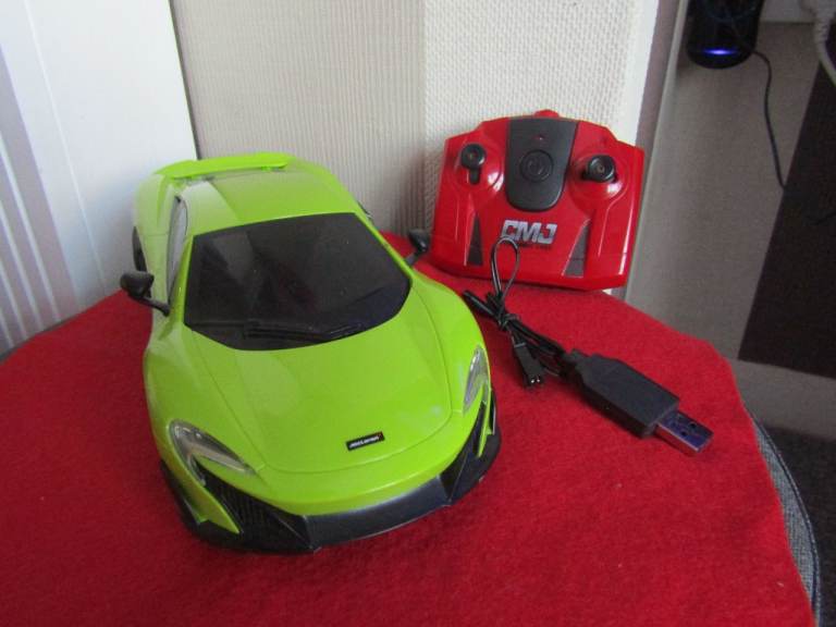 A CMJ LAMBORGHINI 675LT RADIO CONTROL CAR WITH RECHARGEABLE BATTERY & CHARGER LEAD. WORKS GREAT!
