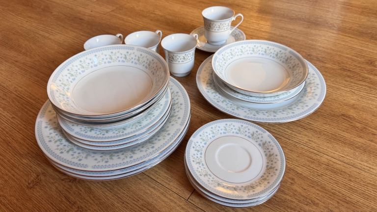 Bone China dinner set in excellent condition 