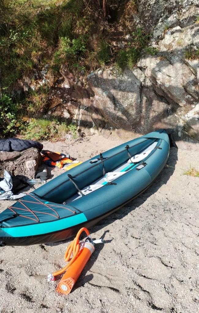 Itiwit 100 (3p) inflatable 2-3 person touring kayak with 2 ores, 2 life jackets and hand pump.