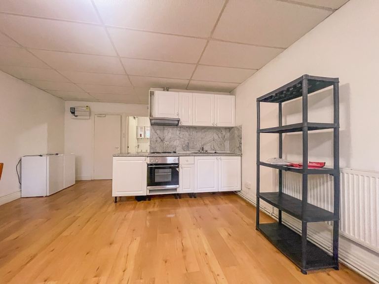 Happy to offer this beautiful 2 double bedroom apartment in Kember Street, Islington, N1-Ref: 506