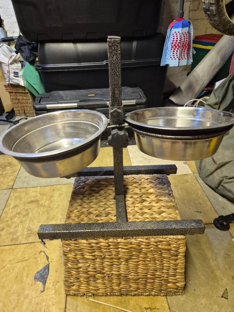 Adjustable animal bowls on stand 
