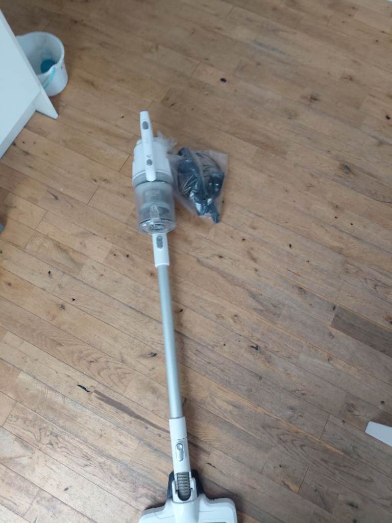Bush White Cordless Stick Vacuum Cleaner - Good Condition