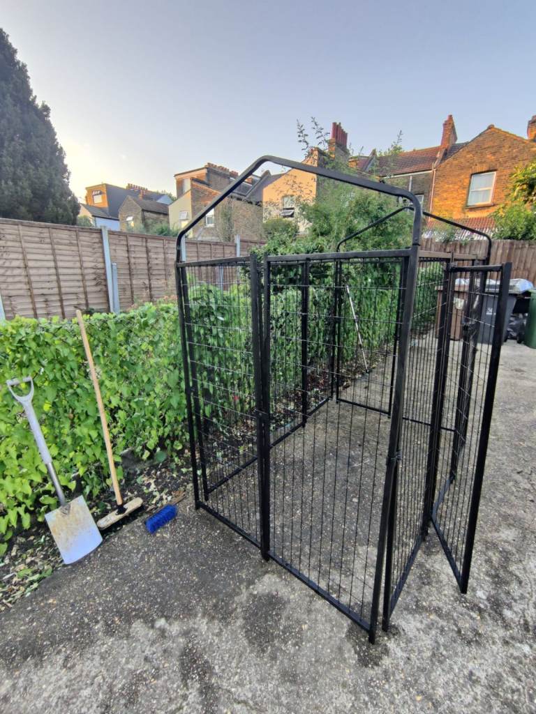 Metal outdoor dog kennel/cage in excellent used condition.