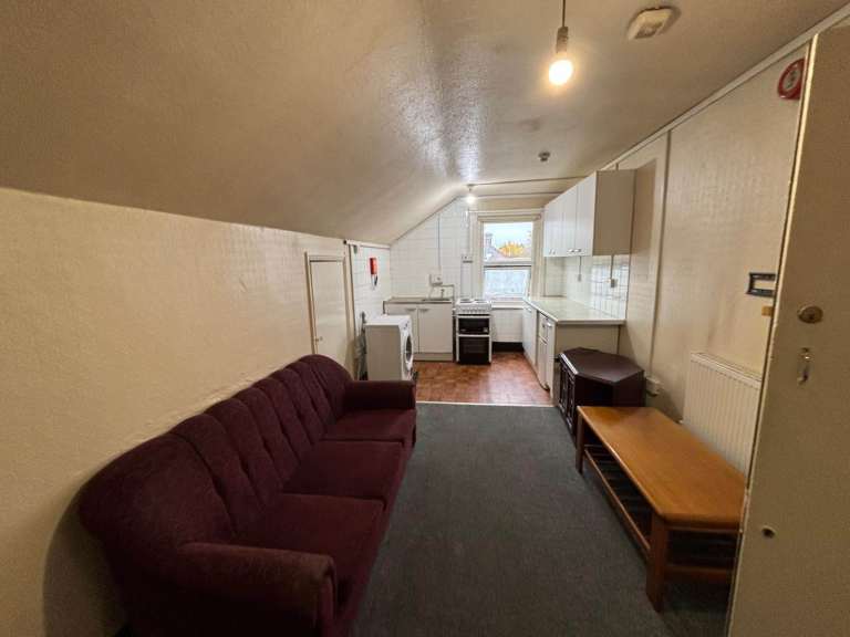 🏠 Spacious Living Room & Bedroom to Rent – TW3 – Ideal for Working Professionals - Available Now!