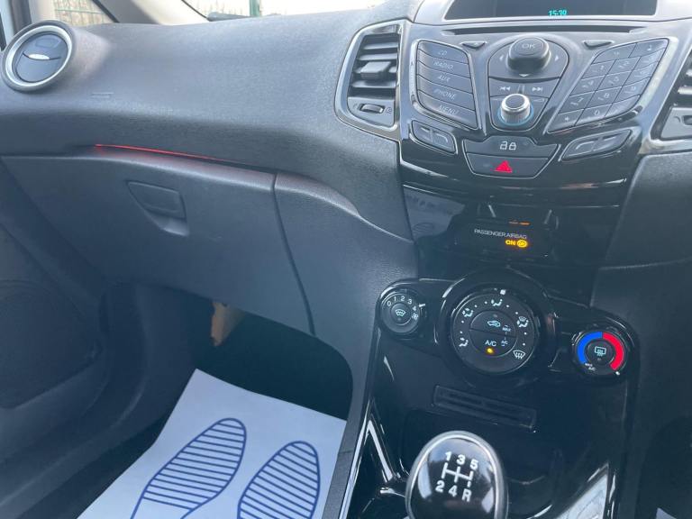FORD FIESTA 1.2 ZETEC 64 REG WHITE 3 DOOR 11 MONTHS MOT TAX £35 YEAR LOW INSURANCE 50+MPG