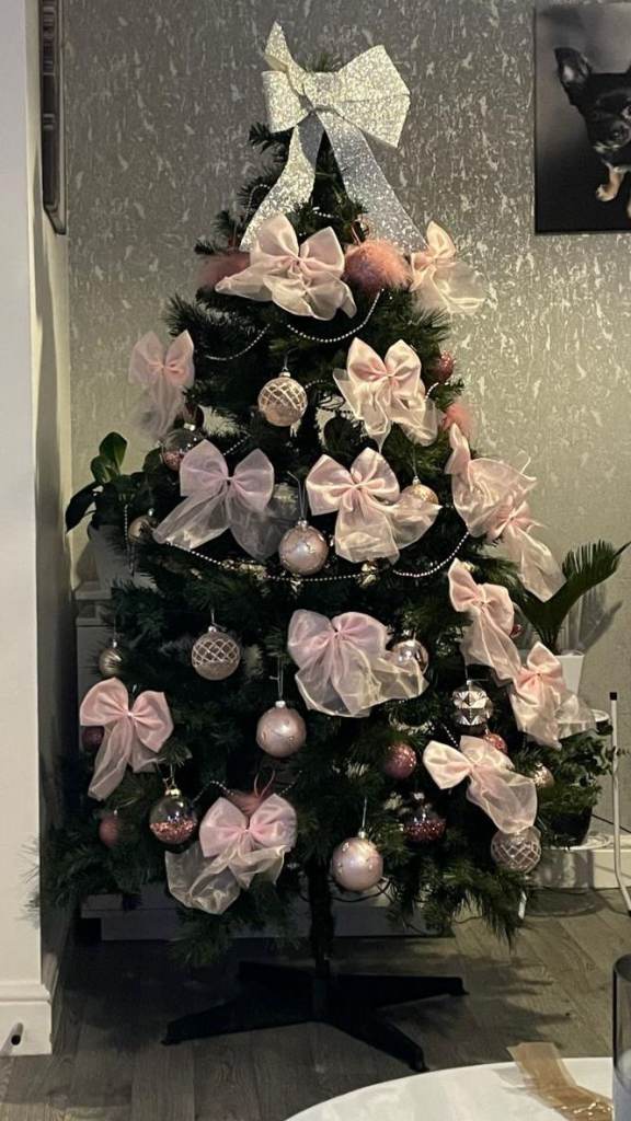 6ft XMAS TREE WITH BUILT IN LIGHTS, STAND AND DECS