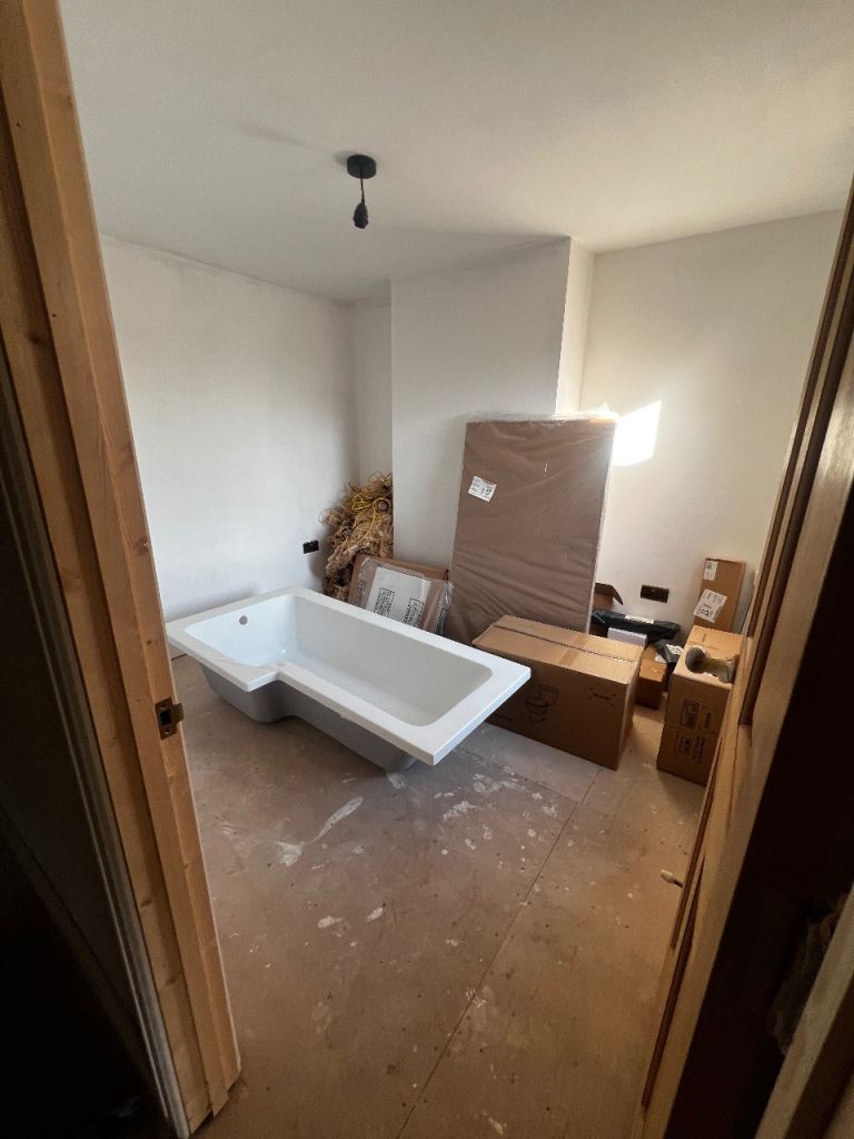Brand New L-Shaped Bath – Minor Cosmetic Damage – £100