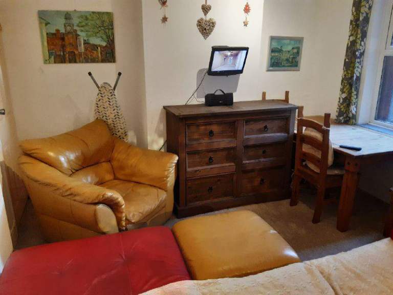 2 rooms available to rent - central Derby immediately