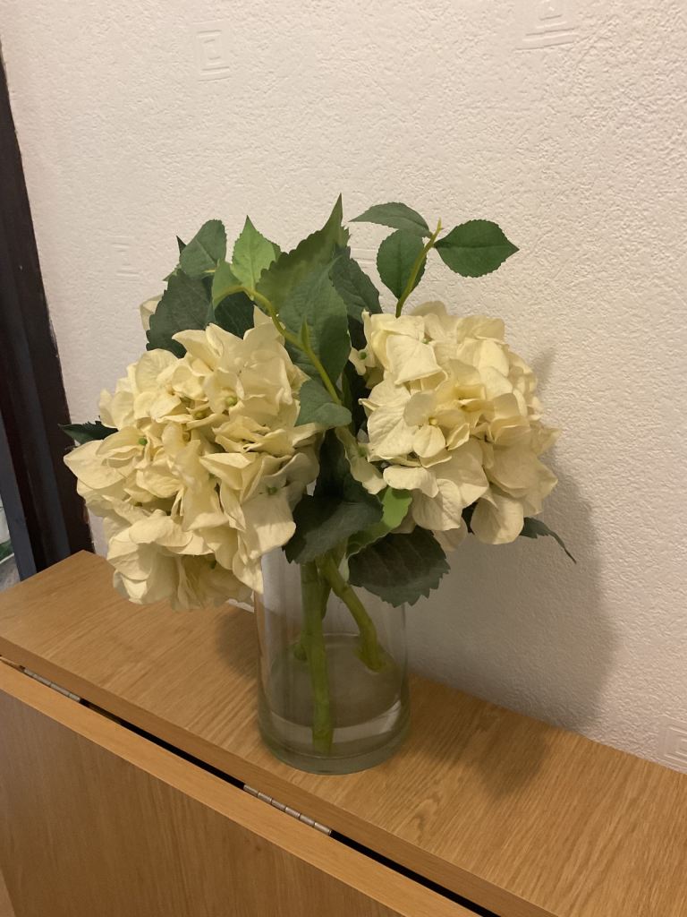 Glass vase with fixed beautiful cream hydrangeas, no damage,from TK MAXX