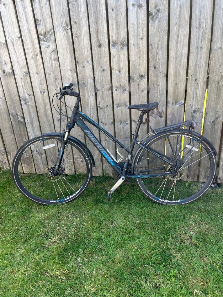 Woman’s hybrid small