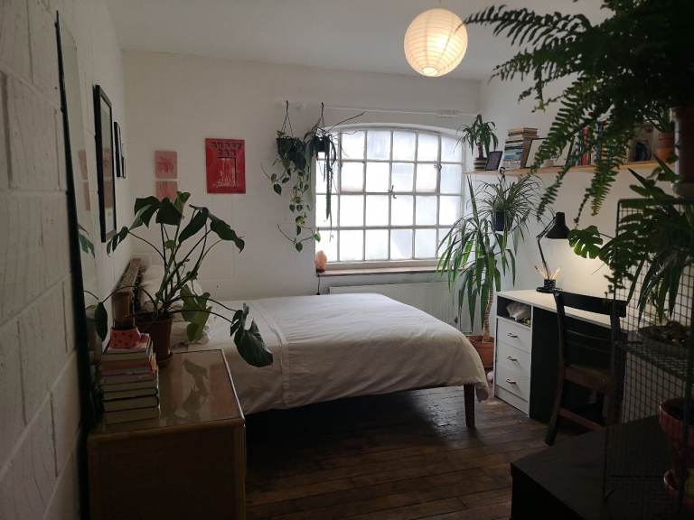 Big bright room: Fountayne Rd Warehouse Community 