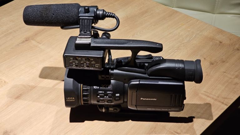 PANASONIC AG-DVC30 3CCD DV Digital Camcorder with Microphone