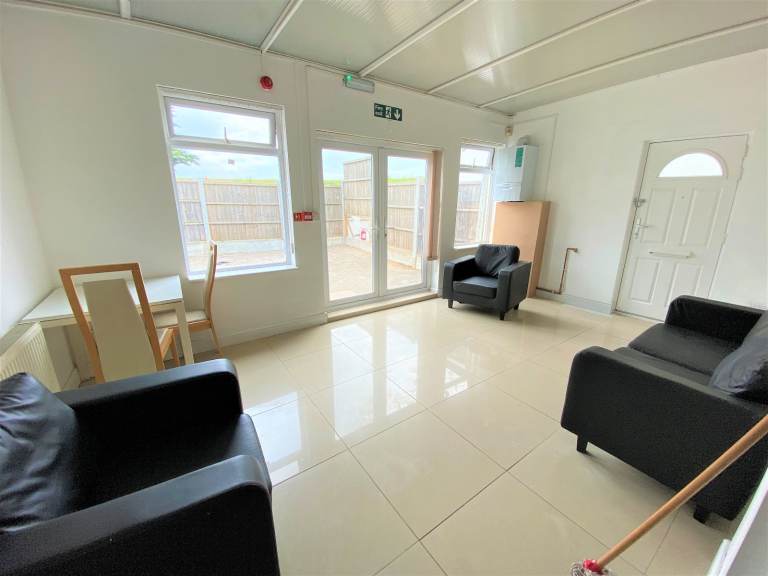 Excellent condition spacious 4 Bedrooms house in Dagenham --Company Let allowed