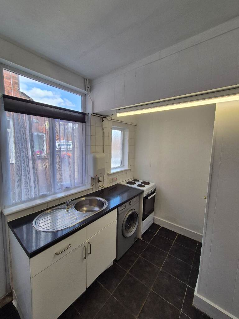 Large Self contained Studio Flat. Close to Luton town centre & train station.