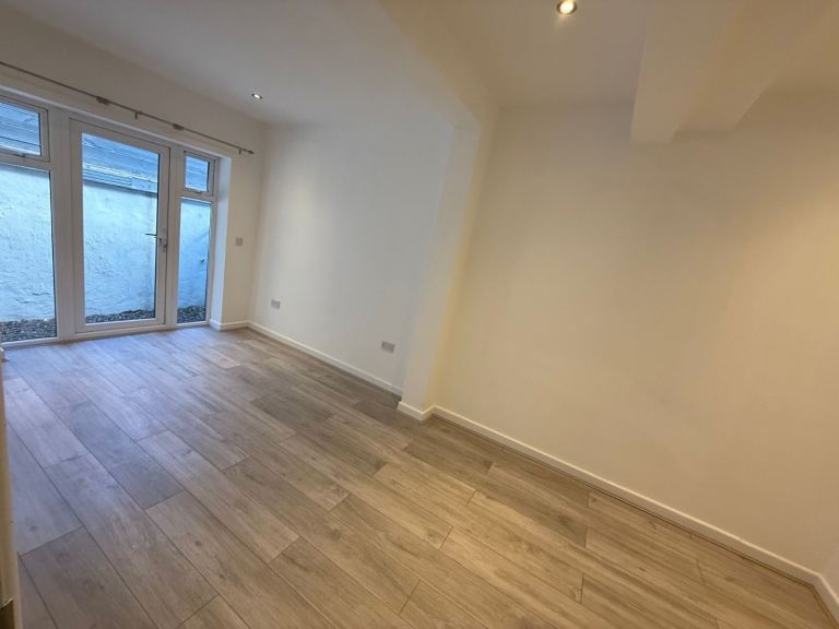 Stunning New Development of 8 flats in Croydon. 5 mins walk to Train Station 