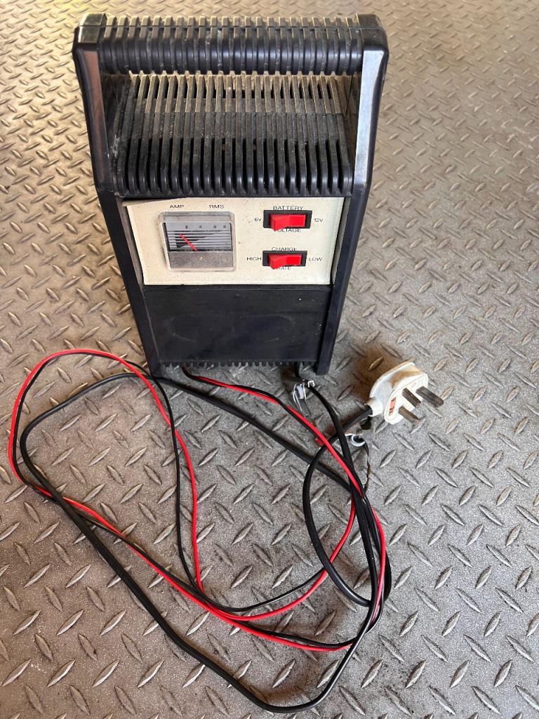 Car motorcycle 12v/6v battery charger 