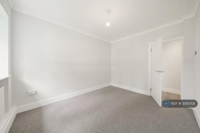 3 bedroom flat in Grierson House, London, SW16 (3 bed) (#3050731)