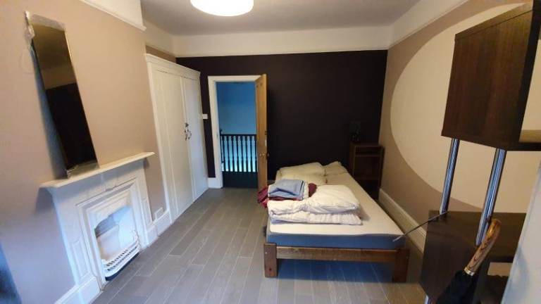 Nice spacious Double Bedroom - very close to Waddon Station and Wandle Park Tram
