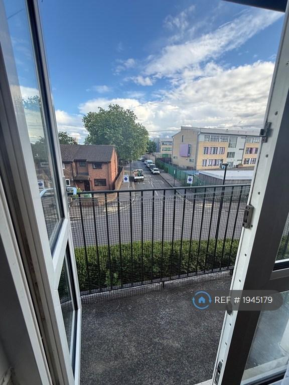1 bedroom flat in Kings Court, London, E13 (1 bed) (#1945179)