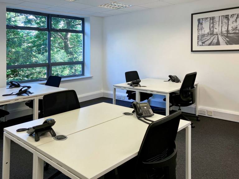 Crawley - RH11 7XX \ Office Space for Teams with 5 Workstations