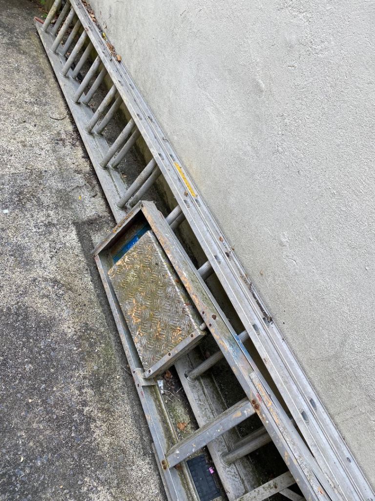 Extension Ladder with Scaffold Platform – Fair Condition