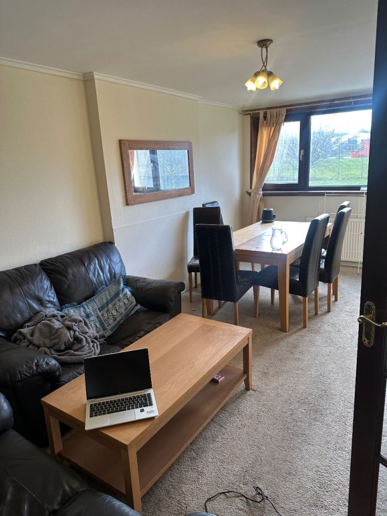 A very nice bedroom in a 2 bedroom flat near Sir duncan rice library