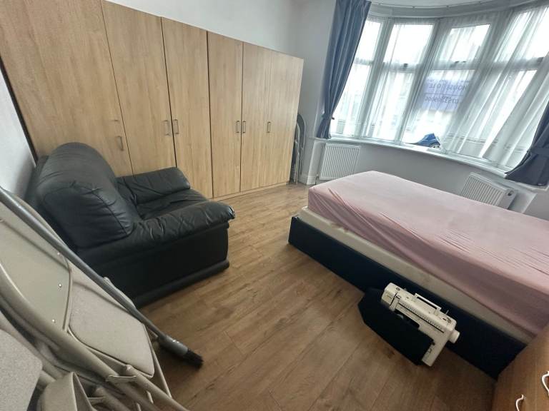 3/4 BEDROOM HOUSE PARTLY FURNISHED WITH GARDEN IN KENTON FOR RENT 