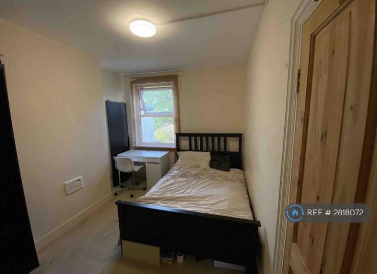 1 bedroom in Woodside Road, London, SE25 (#2818072)