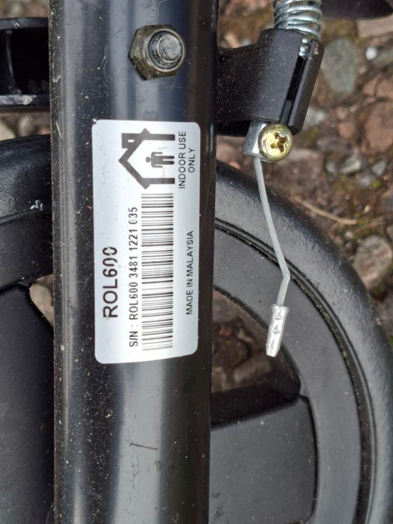 Wrist support folding rolator