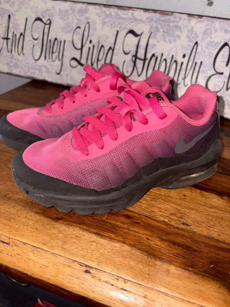Nike • Air Max Invigor Trainers | Black & Pink | Size 3