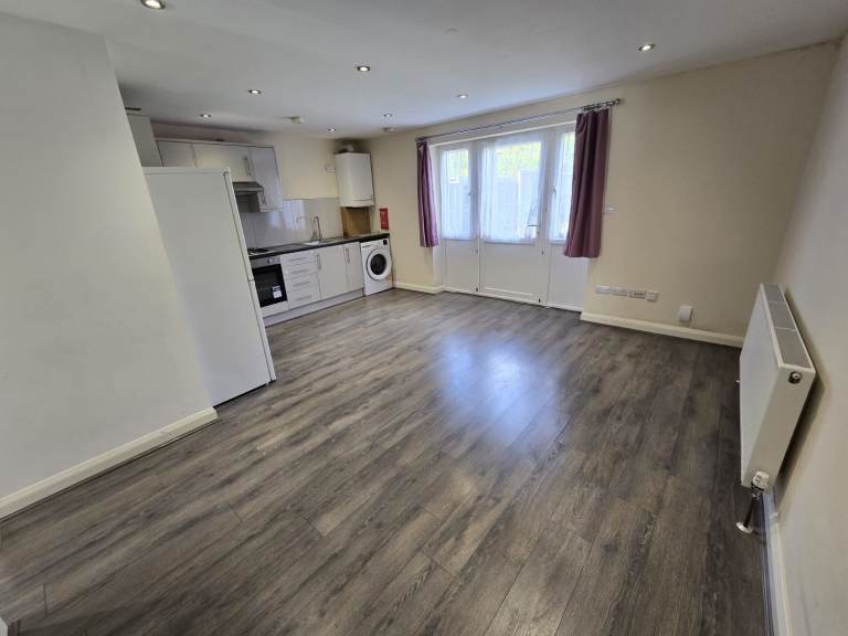 2Bed Ground floor Maisonette to rent in Harrow Weald - Meadow way
