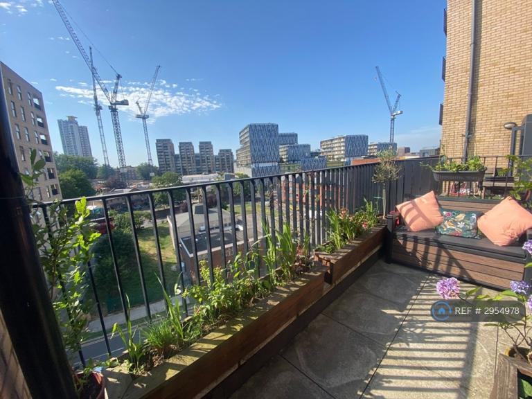 1 bedroom flat in Theobald Heights, London, SE18 (1 bed) (#2954978)