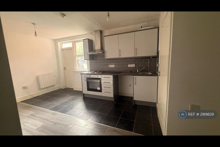 Studio flat in Melbourne House, Leicester, LE2 (#2919829)