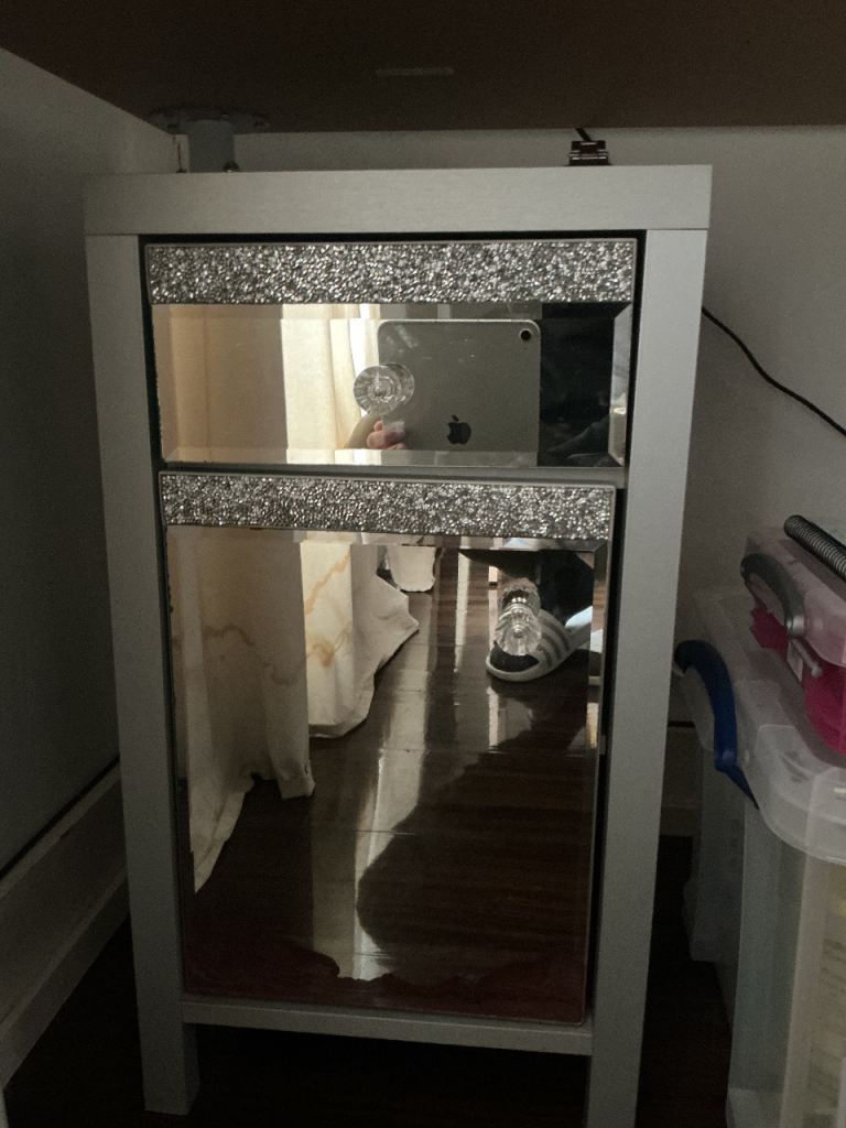 Nice little bed side unit 