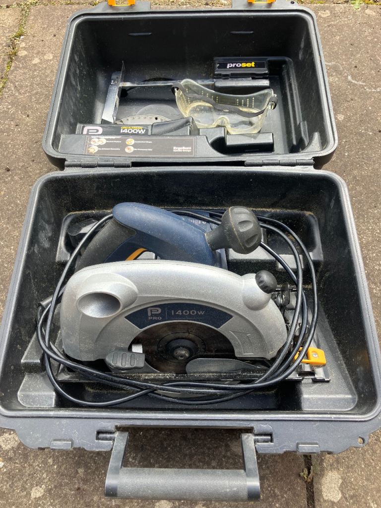 Professional power saw in good condition. Works well , has new unused blade. 
