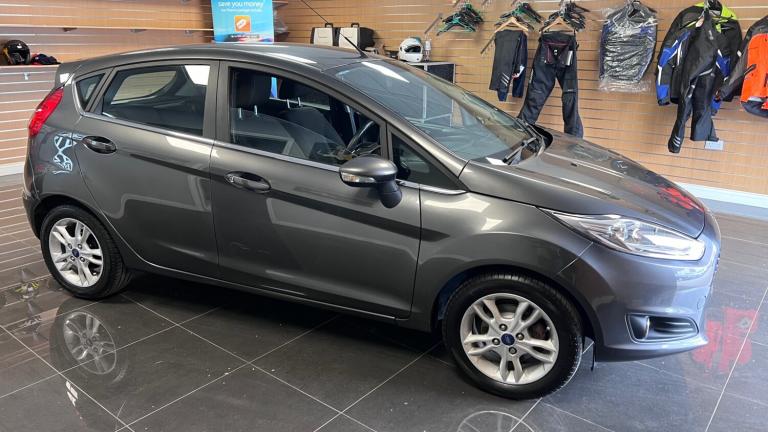 2016 Ford Fiesta 1.25 82 Zetec 5dr 2 owners fsh with 10 stamps spare key Finnic this now. HATCHBA...