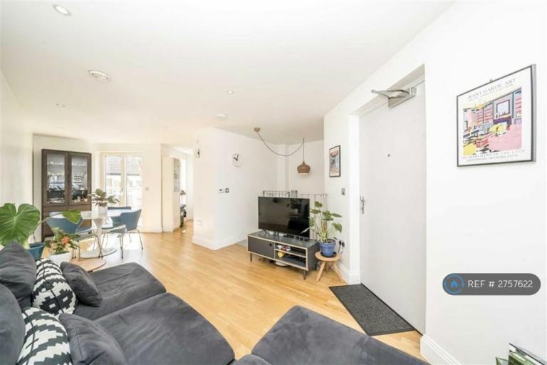 2 bedroom flat in Sadlers Court, London, SE1 (2 bed) (#2757622)