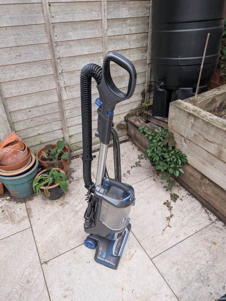 Shark Lift-Away Vacuum Cleaner – nott in working order - needs repairs - free