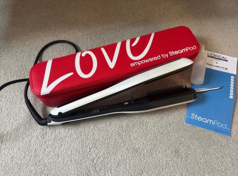 L’Oréal stead pod straighteners with case